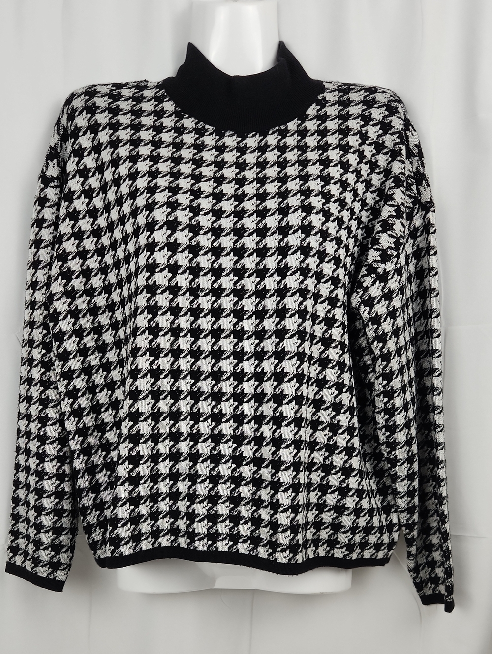 Express Black & White Turtleneck  Sweater Houndstooth Classic